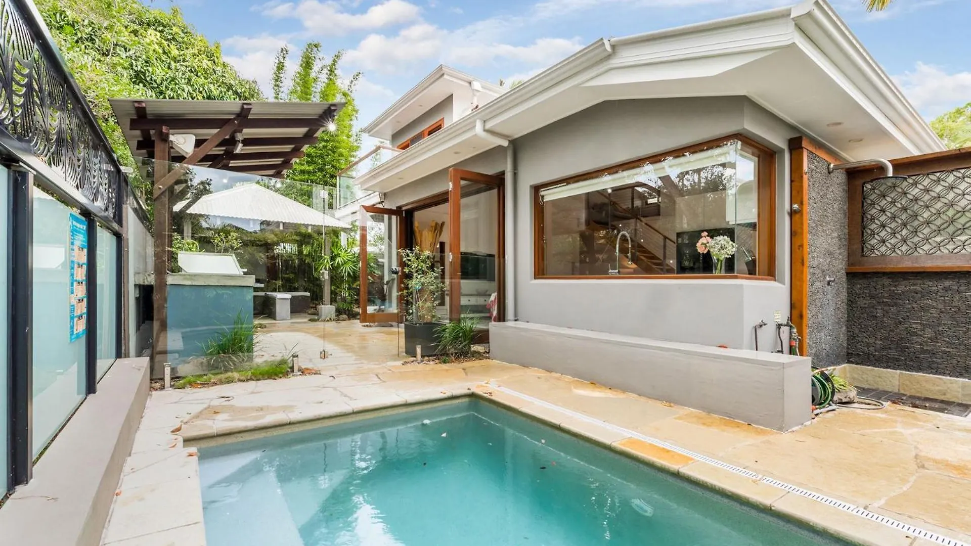 Noosaville Duplex 0*,